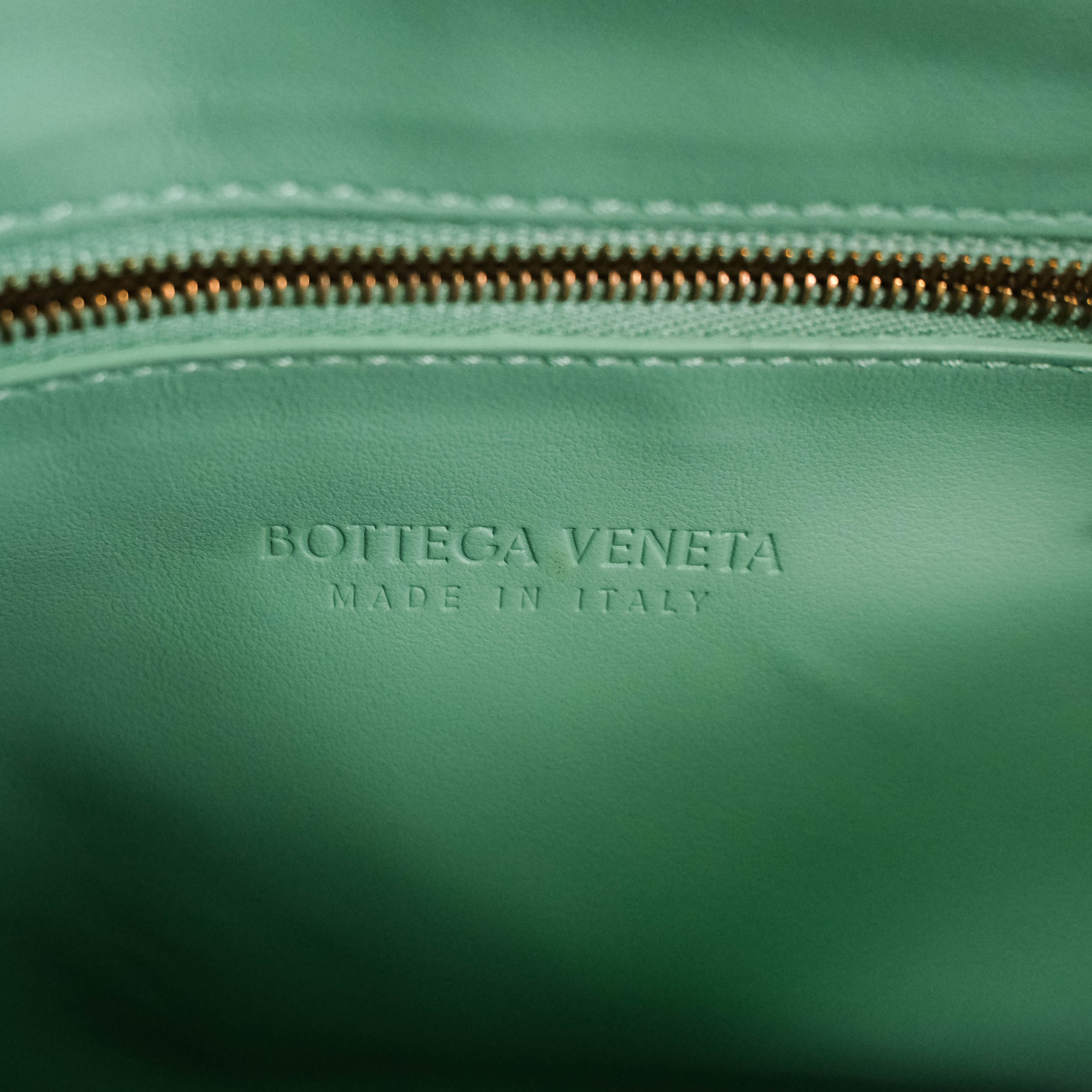 UNUSED ITEM | Bottega Veneta Medium Hop Bag in Intrecciato Leather - Emerald Green