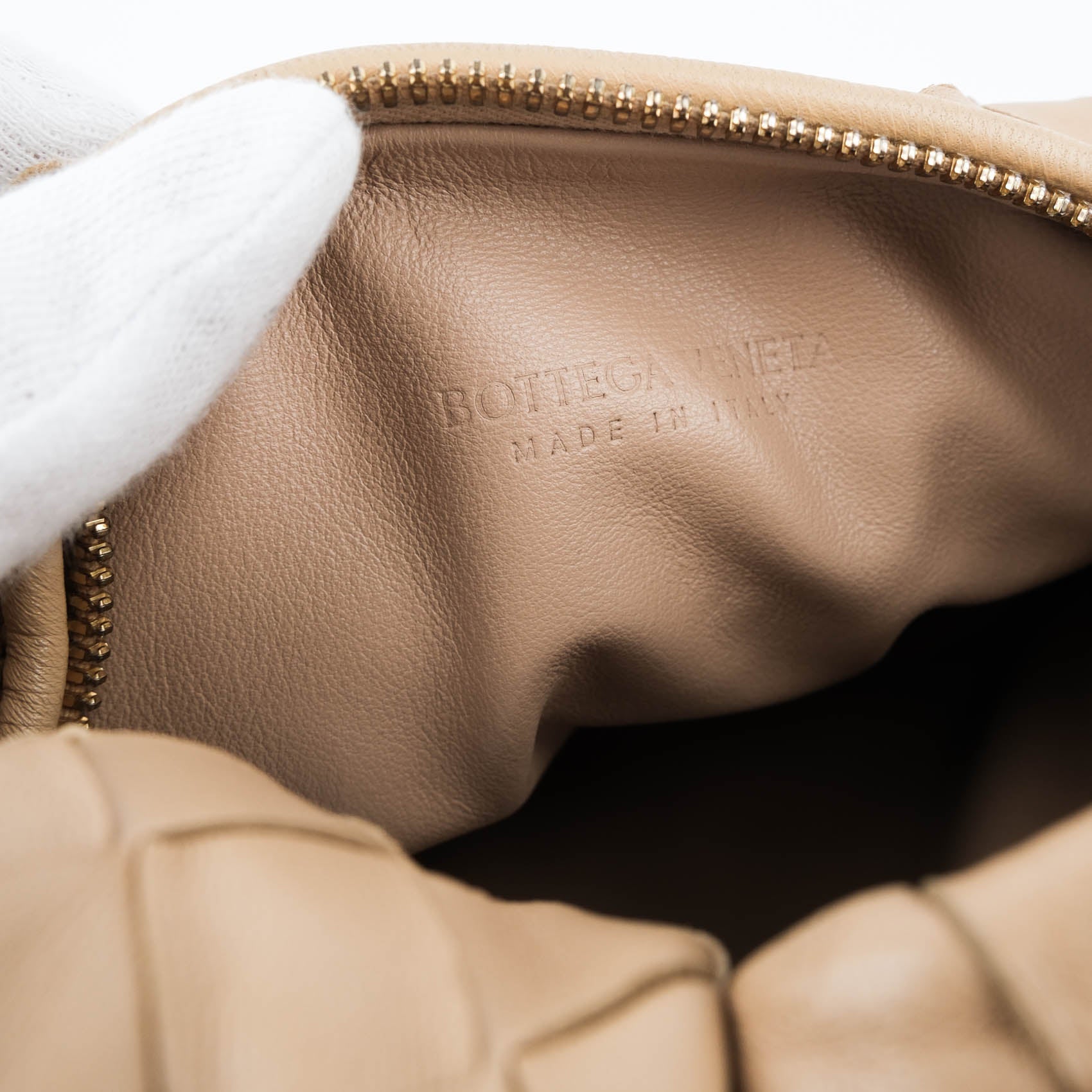 Bottega Veneta Small Jodie Leather Handbag in Beige.